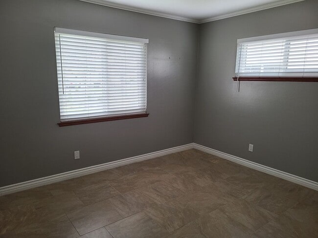 Building Photo - 15720 Rose Ln