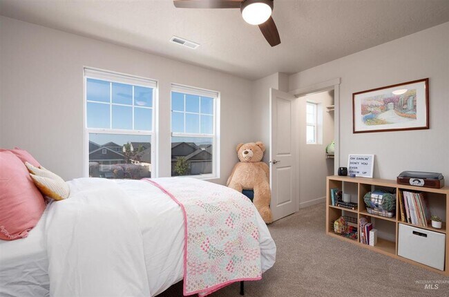 Building Photo - Spacious Modern Home w/Open Floor-Plan