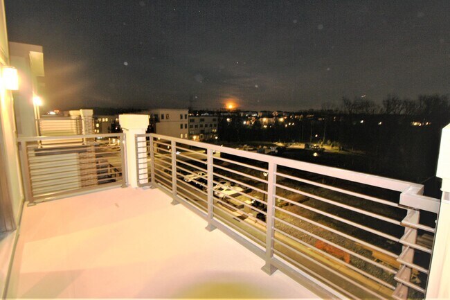 Building Photo - Elegant 3 Bedroom 2 Full 2 Half Bath Townhome in Ashburn