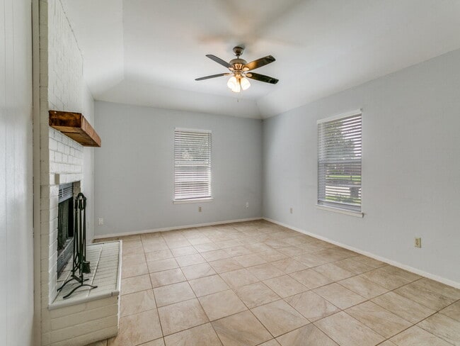 Building Photo - 980 Meadow Cir S