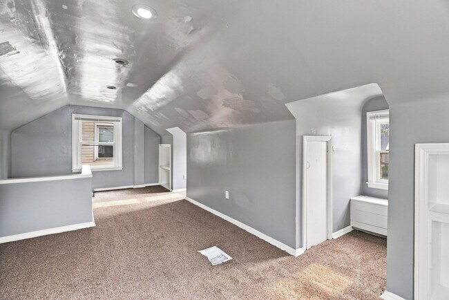 Building Photo - 8650 Greenview Ave