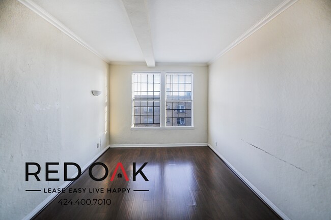 Building Photo - Charming, Spacious One Bedroom with Kitche...