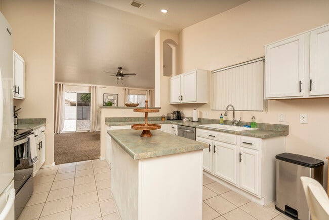 Building Photo - 1762 E Sycamore Rd