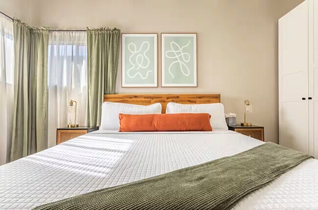 Building Photo - 326 Rosecrans Ave