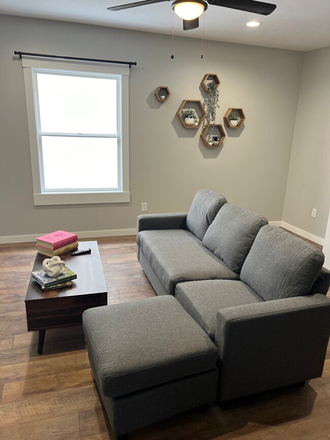 Building Photo - 418 W 18th St