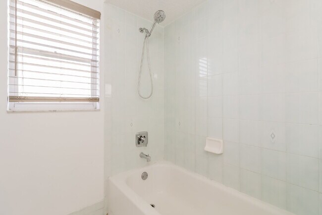 Building Photo - "Charming 3-Bed, 2-Bath Home in Hudson, FL...