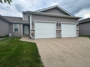 Building Photo - 3 bedroom 3 1/2 bath Condo in Davenport
