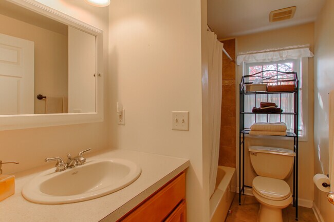 Building Photo - 16 Mendham Ave