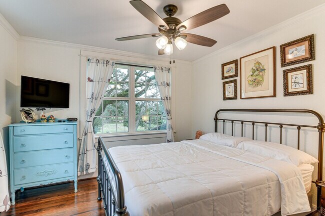 Building Photo - 5313 Palm Dr