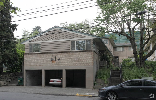 Building Photo - 712 Summit Ave E