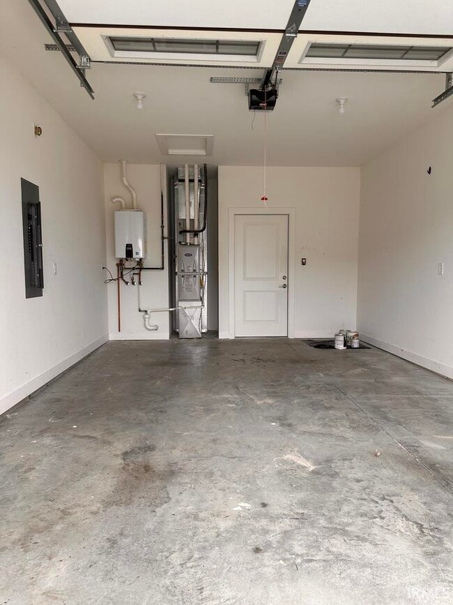 Building Photo - 3824 High Pointe Dr