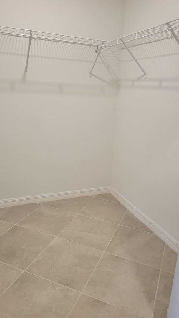 Building Photo - Annual UNfurnished luxury 3/2 ground floor...