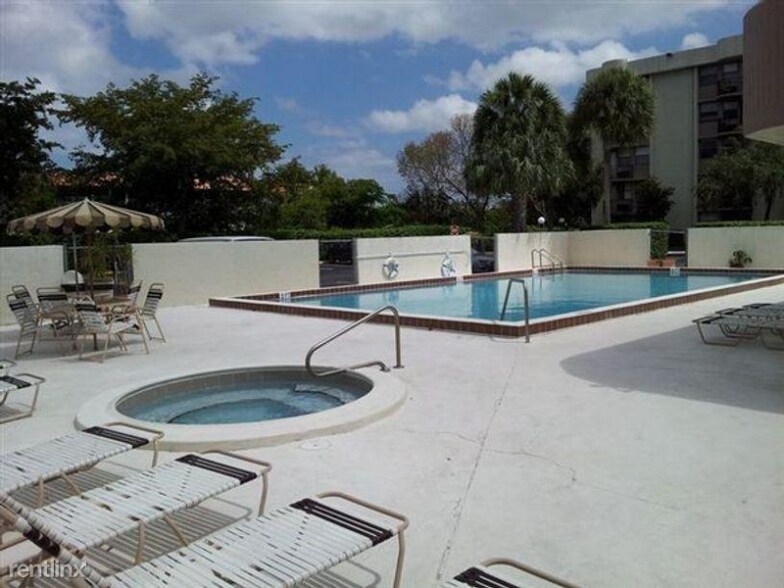 Building Photo - 2701 Riverside Dr