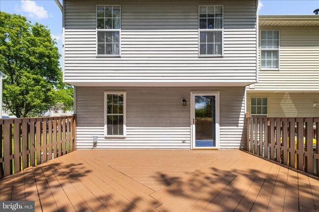 Building Photo - Beautiful End Unit Townhome in Bluffs At Deep Creek!