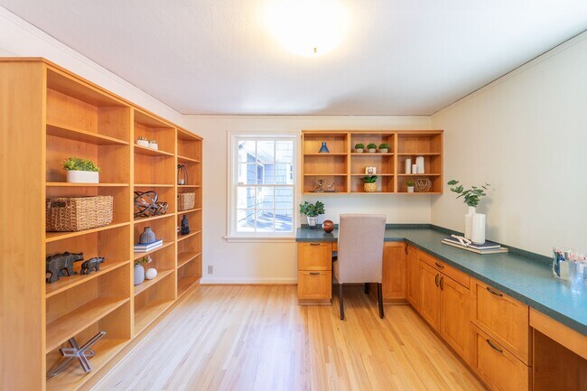Building Photo - Enchanting Portland Heights 5BD House: Your Dream Home with a Garden View