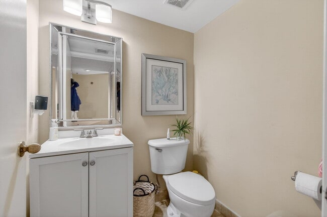 Building Photo - 1100 Scotia Dr