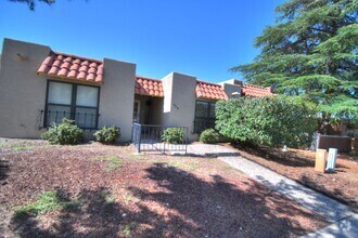 Building Photo - Cute Two Bedroom (possible 3rd Bedroom) in...