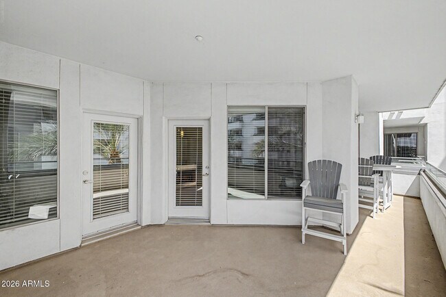 Building Photo - 945 E Playa Del Norte Dr