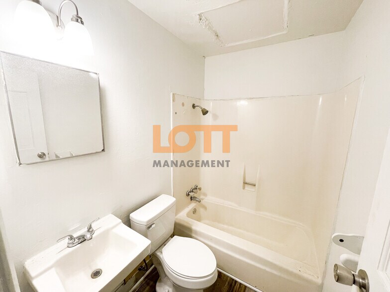 Building Photo - 10 Montis Dr