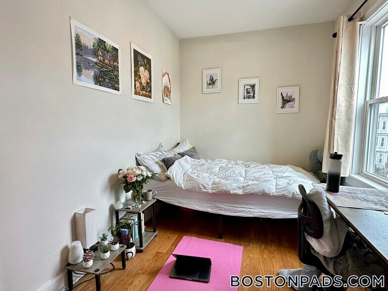 Building Photo - 839 Parker St