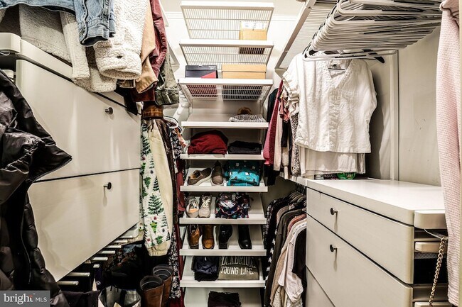 Building Photo - 7966 Hidden Bridge Dr