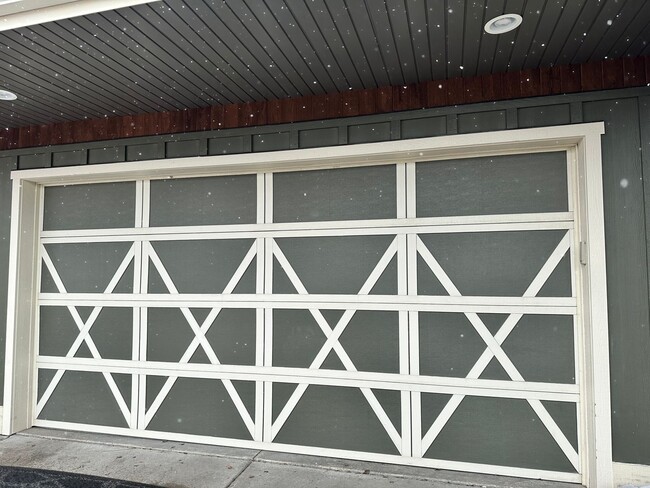 Building Photo - Large Beautiful Condo with Many Upgrades!!