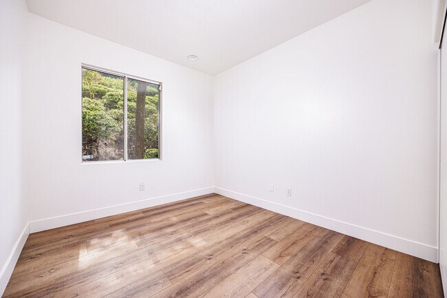 Building Photo - Charming Ground-Level Condo in California ...