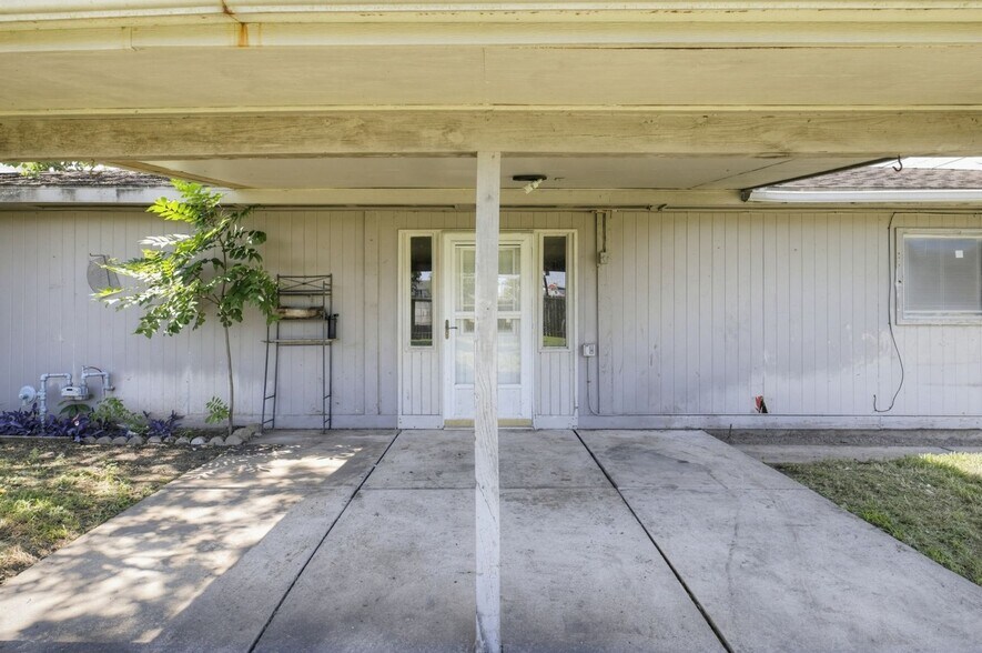 Building Photo - 1901 Fairfield Ct N