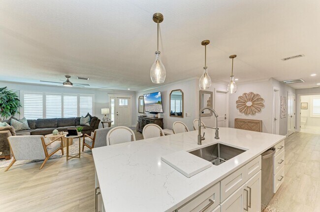 Building Photo - Furnished/Unfurnished ** Annual Rental ** Available 5/1/26 ** 4 Bed/2 Bath Single Family Home ** ...