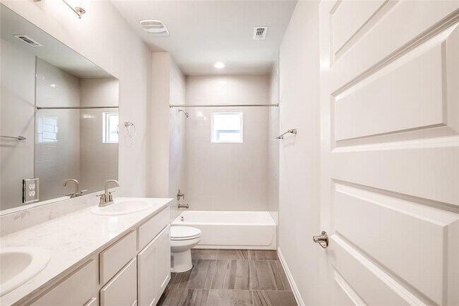 Building Photo - 1301 Low Branch Ln