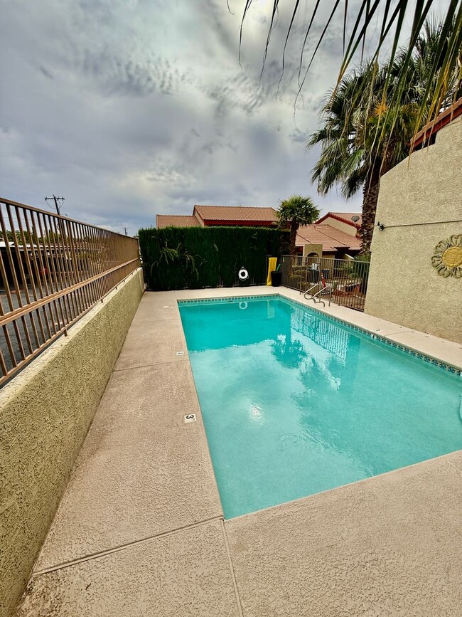 Building Photo - One Bedroom, TWO Bath apartment in Downtow...