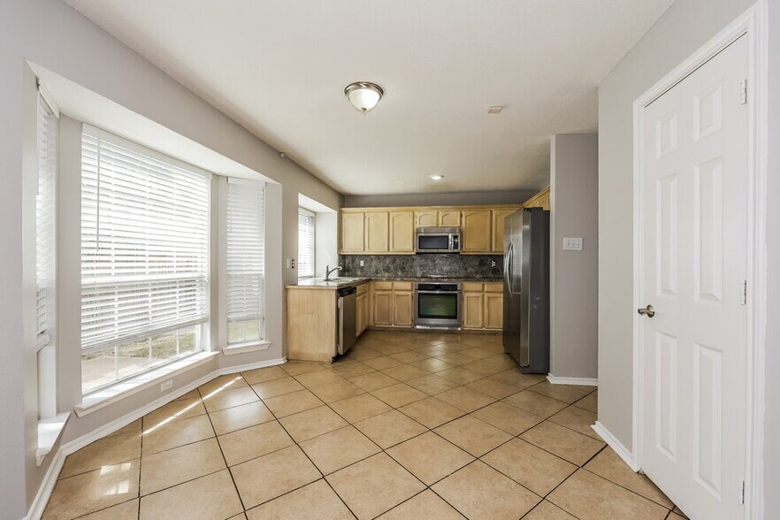 Building Photo - 3011 Renaissance Dr