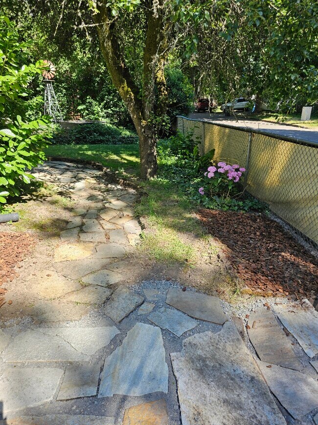 Building Photo - 1310 18th St NE