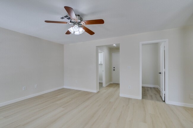 Building Photo - Stunning 3 Bedroom, 2.5 Bathroom Home in E...