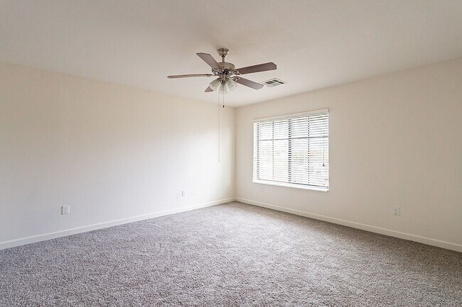 Building Photo - Large 3 bedroom 3 bathroom townhomes