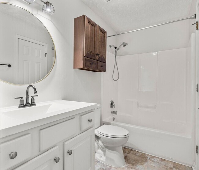 Building Photo - 5 Bedroom House in Auburn - Up to 5 unrela...
