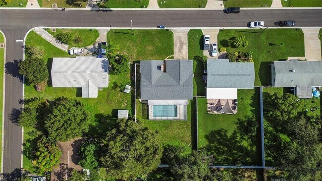 Building Photo - 2021 Valley Dr