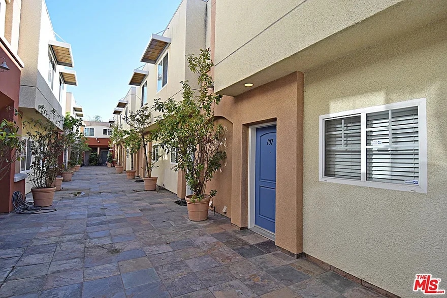 Building Photo - 532 N Mariposa Ave