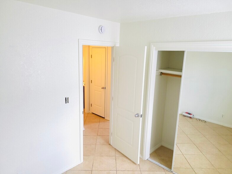 Building Photo - 261 Cottonwood Dr