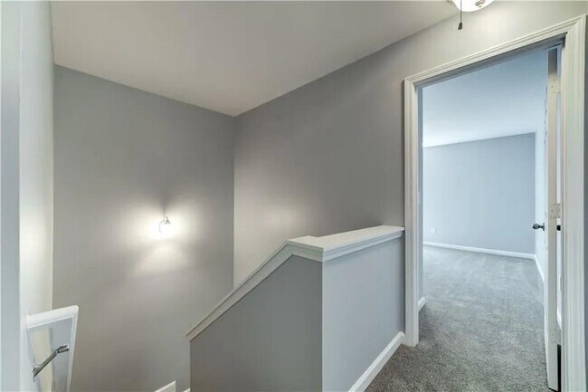 Building Photo - 2820 Mayfair Dr