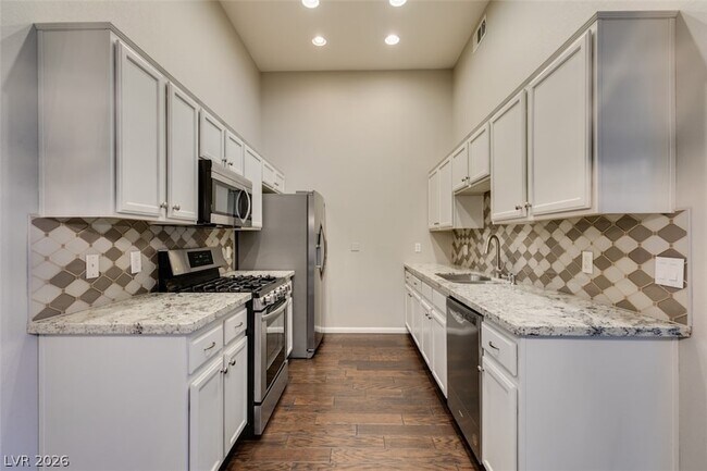 Building Photo - 2305 W Horizon Ridge Pkwy