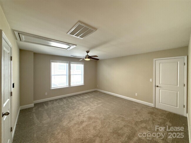 Building Photo - 707 Marion Dr