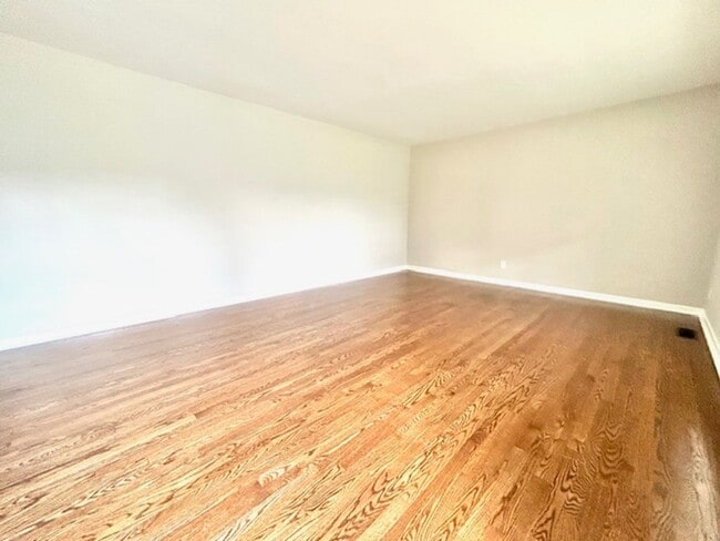 Building Photo - $500 Move In Special-or-$100 off monthly r...