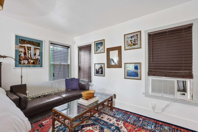 Building Photo - 531 N Lakeside Dr