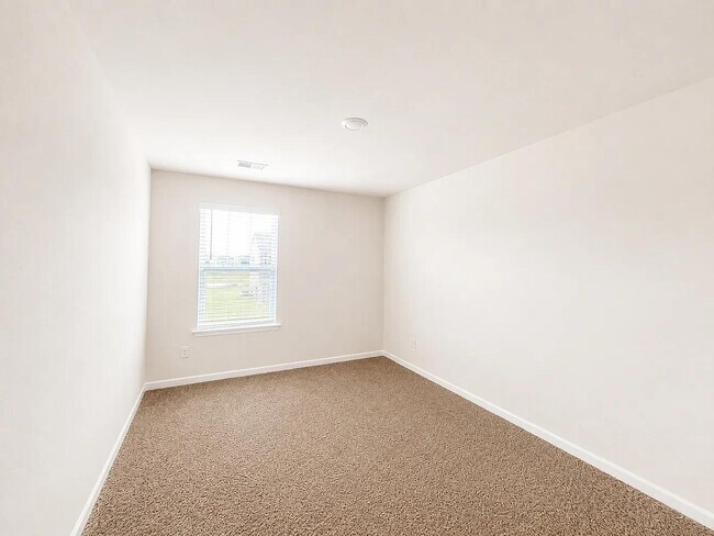 Building Photo - 225 Deskin Ln