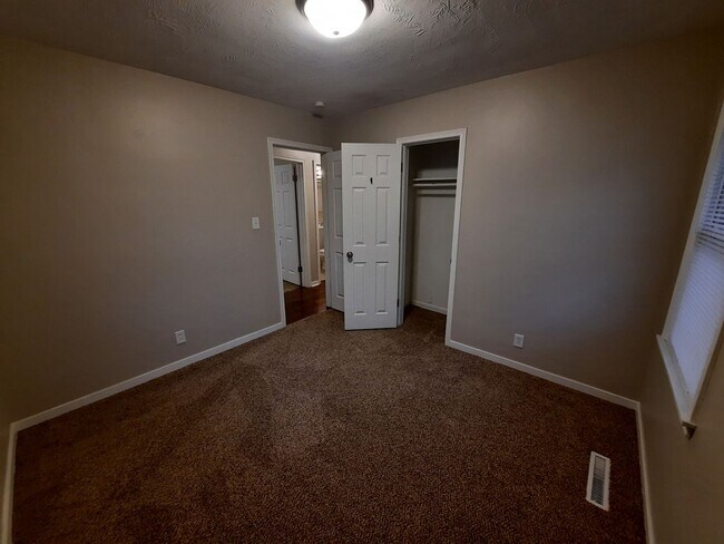 Building Photo - 3 Bedroom, 1 Bathroom Home!