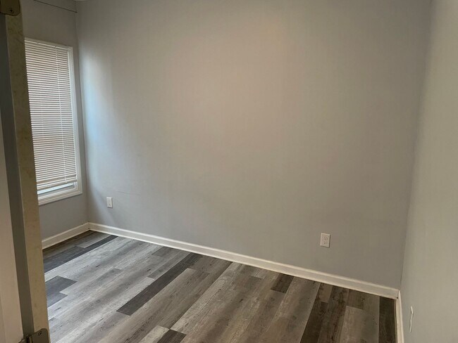 Building Photo - 687 Winchester Ave