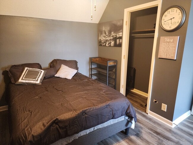 Building Photo - Pet Friendly Three Bedroom with Bonus!