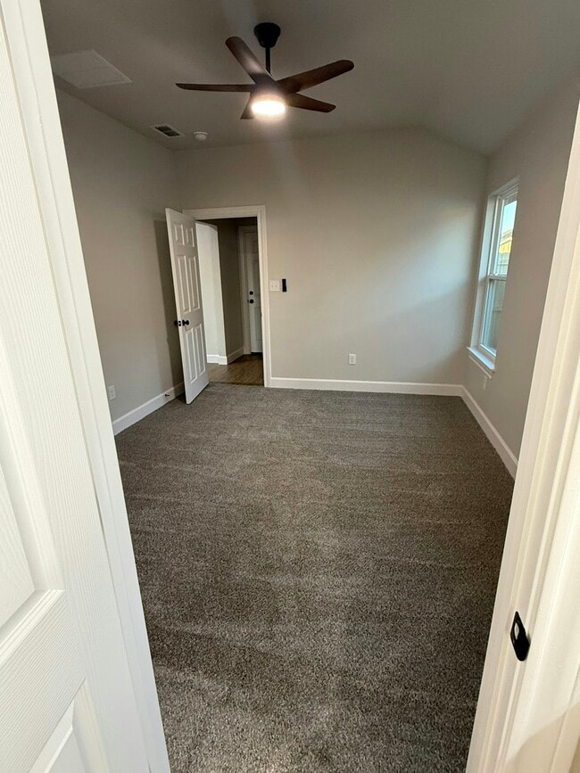 Building Photo - 275 Waterloo Dr