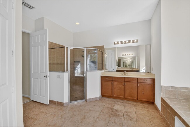 Building Photo - 6068 Pond Bluff Ct